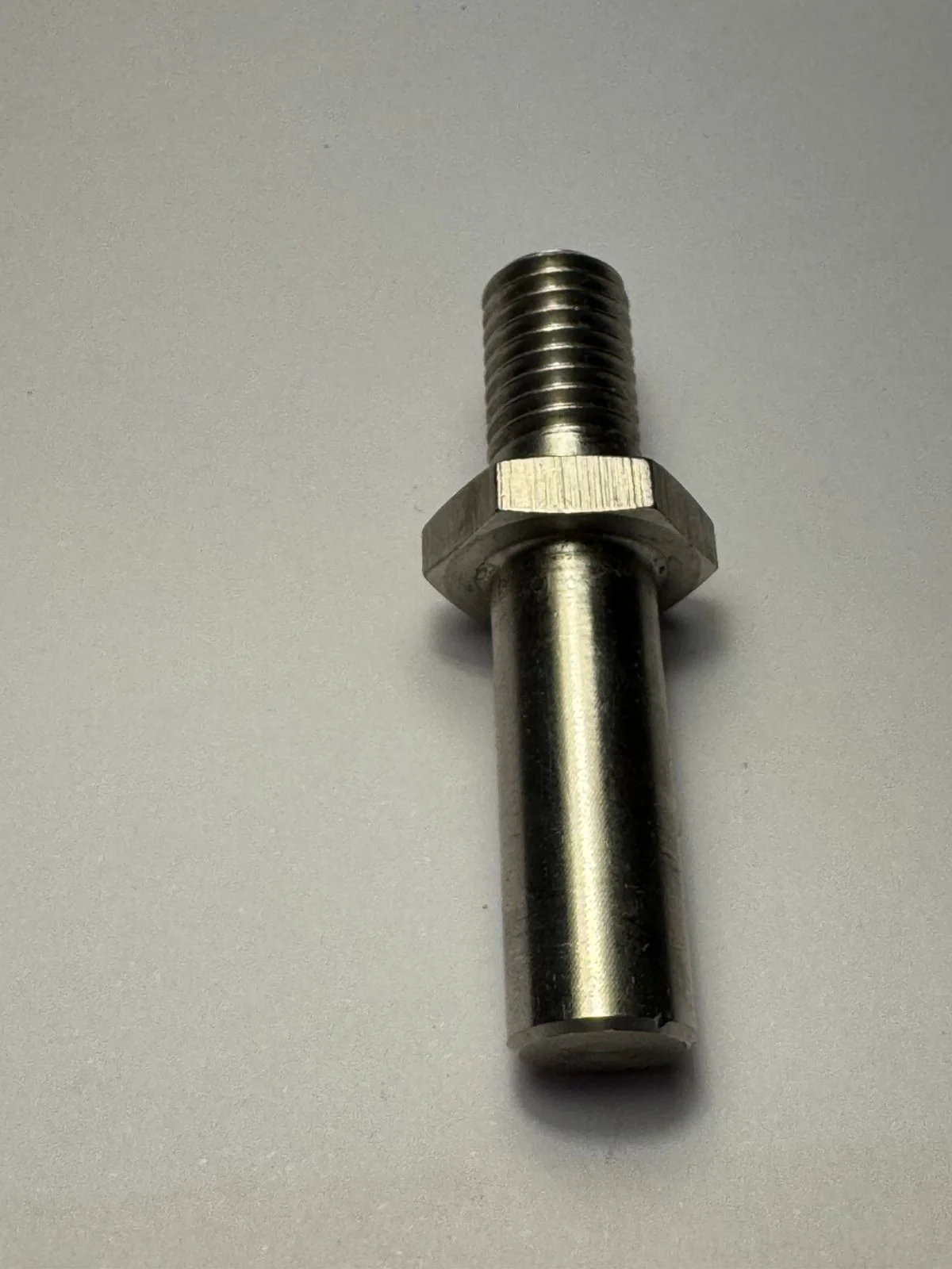 Perno con cuerpo cilíndrico, hexágono intermedio y extremo roscado